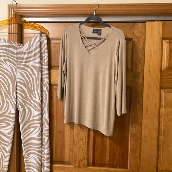 Chico's Tan Long Sleeve Top and pants travelers - Picture 3 of 5